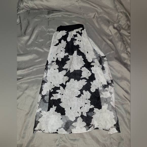 Forever 21 Dresses & Skirts - Black & White Floral Skirt